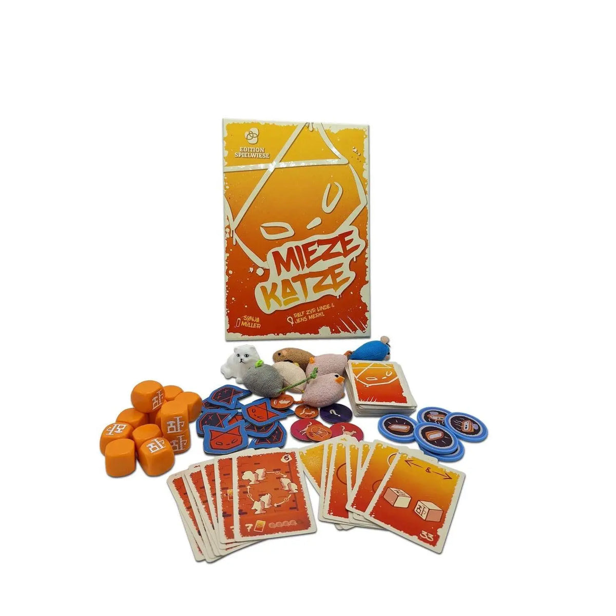 Spiel-Set mit Karten, orangefarbenen Würfeln, Stofftieren und Marker-Discs