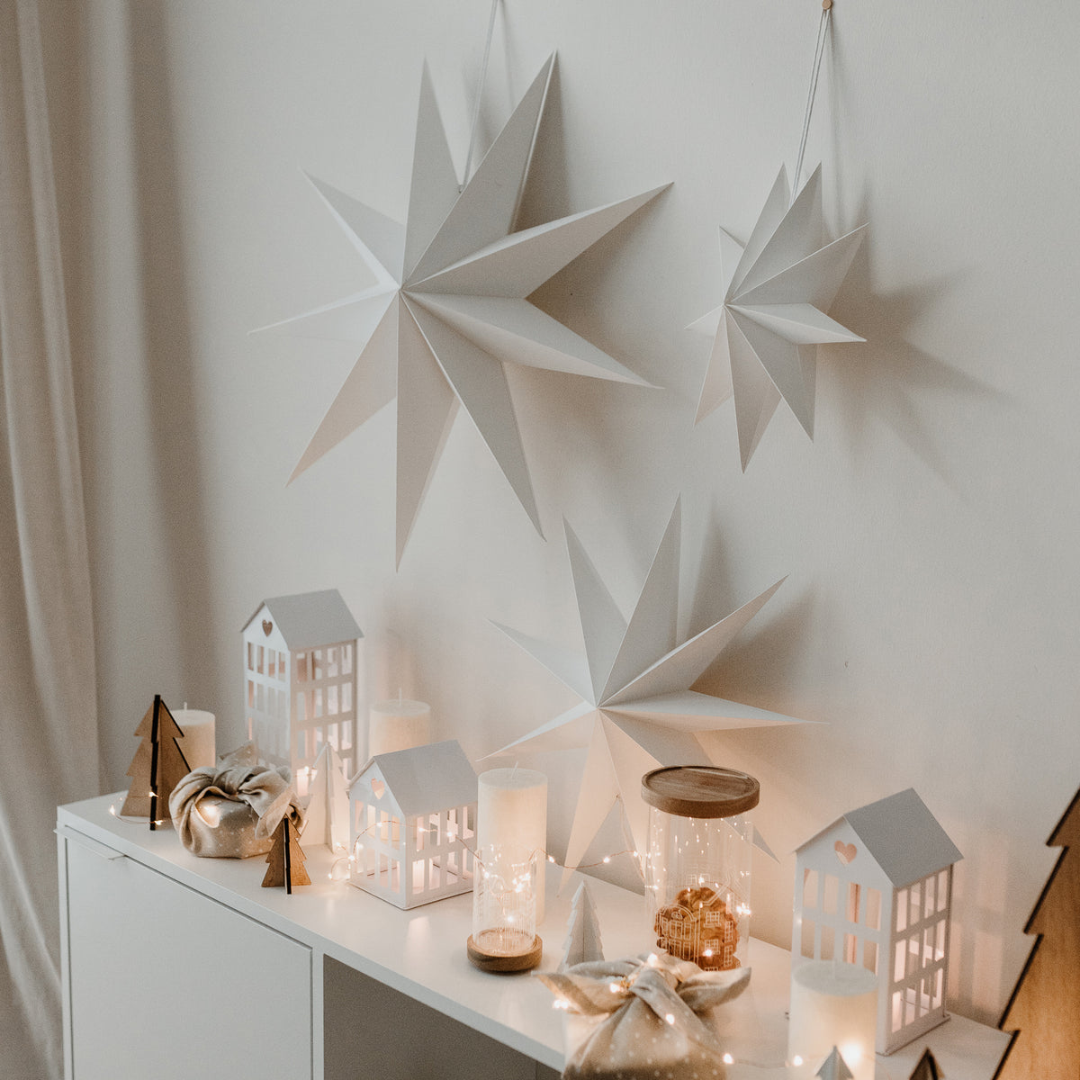 Weiße Papiersterne im 3er-Set: drei hängende Faltsterne aus Papier