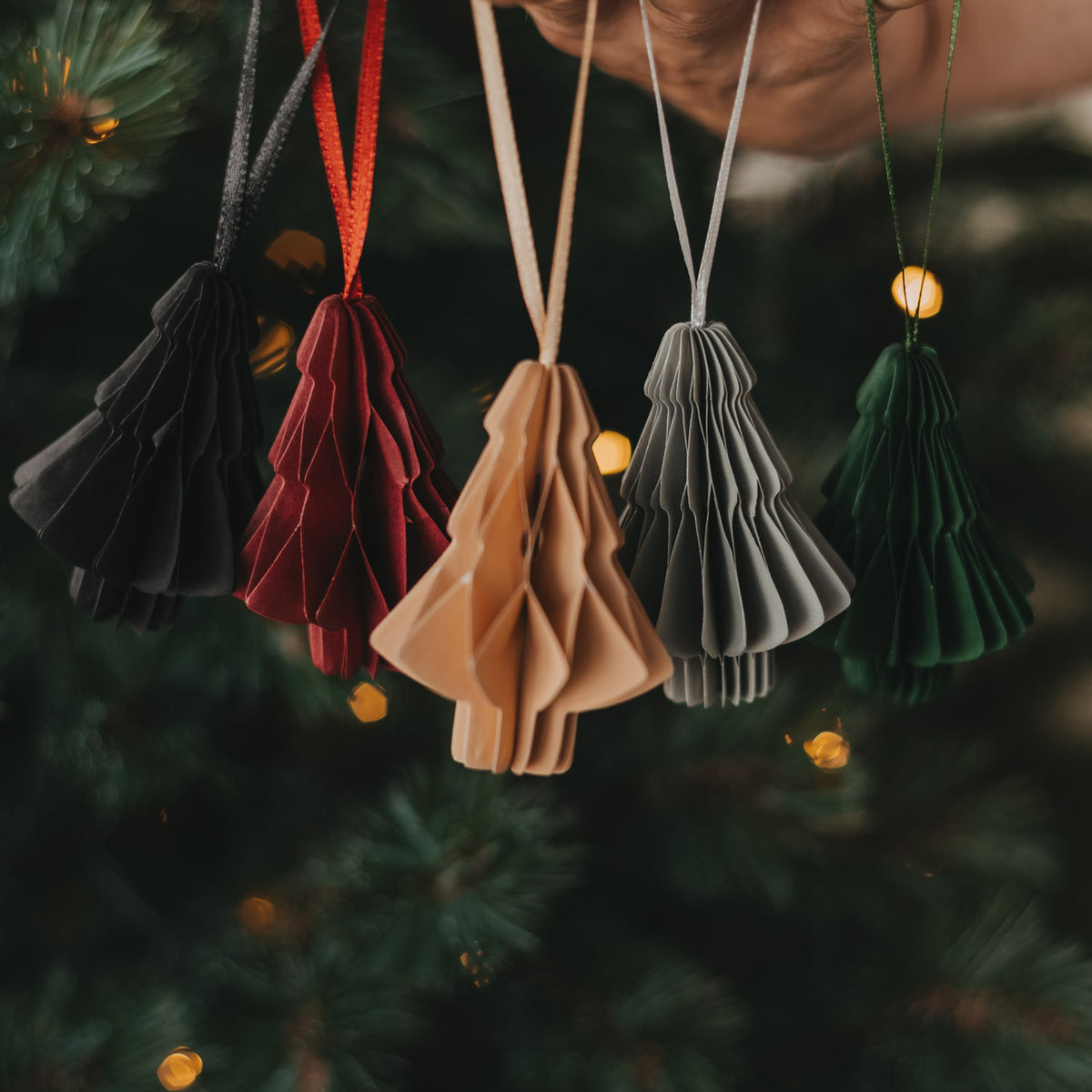 Mehrere Papieranhänger Tanne in dunklen Tönen am Weihnachtsbaum, teils dunkelgrün