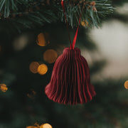 Roter Papieranhänger Glocke mit Faltstruktur, zum Aufhängen am Weihnachtsbaum