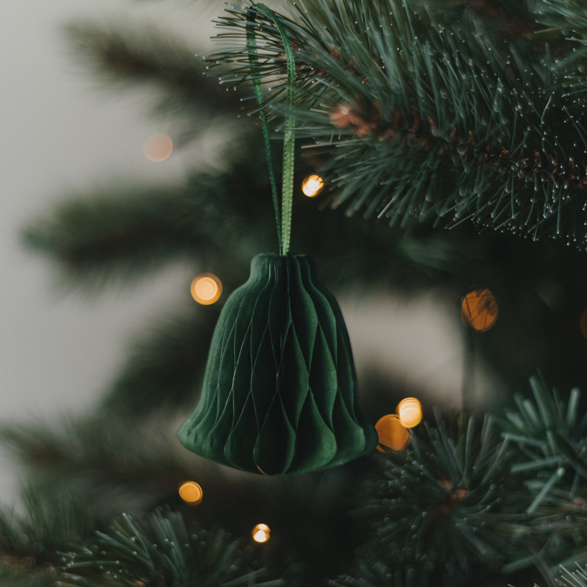 Dunkelgrüner Papieranhänger Glocke am Weihnachtsbaum, glockiger Faltkörper