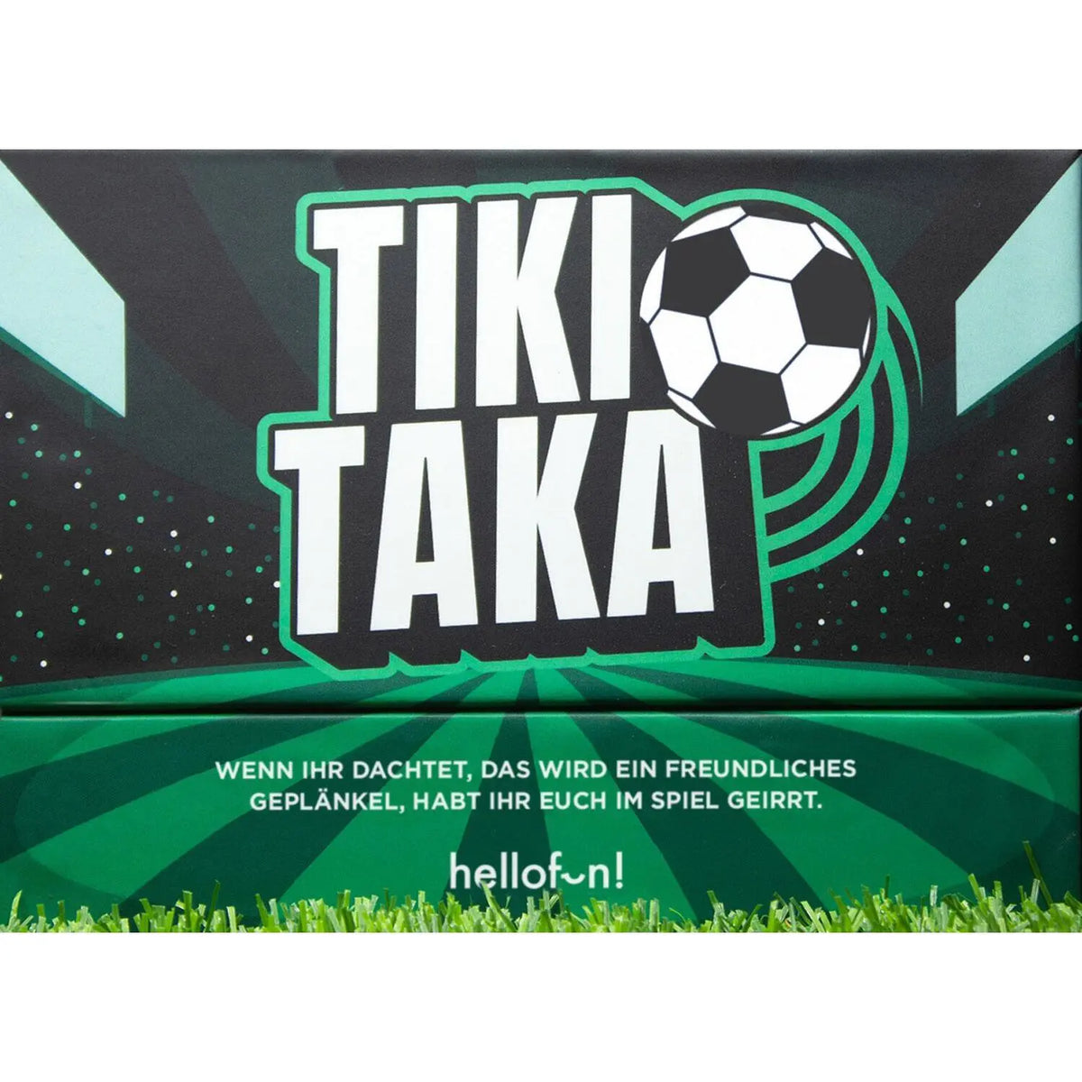 Fußball-Kartenspiel-Packung: Vorderseite mit Tiki-Taka-Logo und grünem Fußball-Icon
