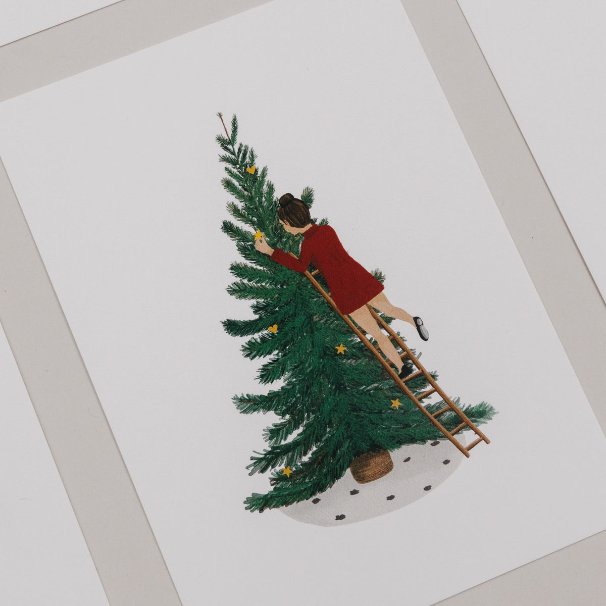 Aquarellkarte mit Mädchen am Leiter neben Tannenbaum, rote Kleidung, gelbe Sterne