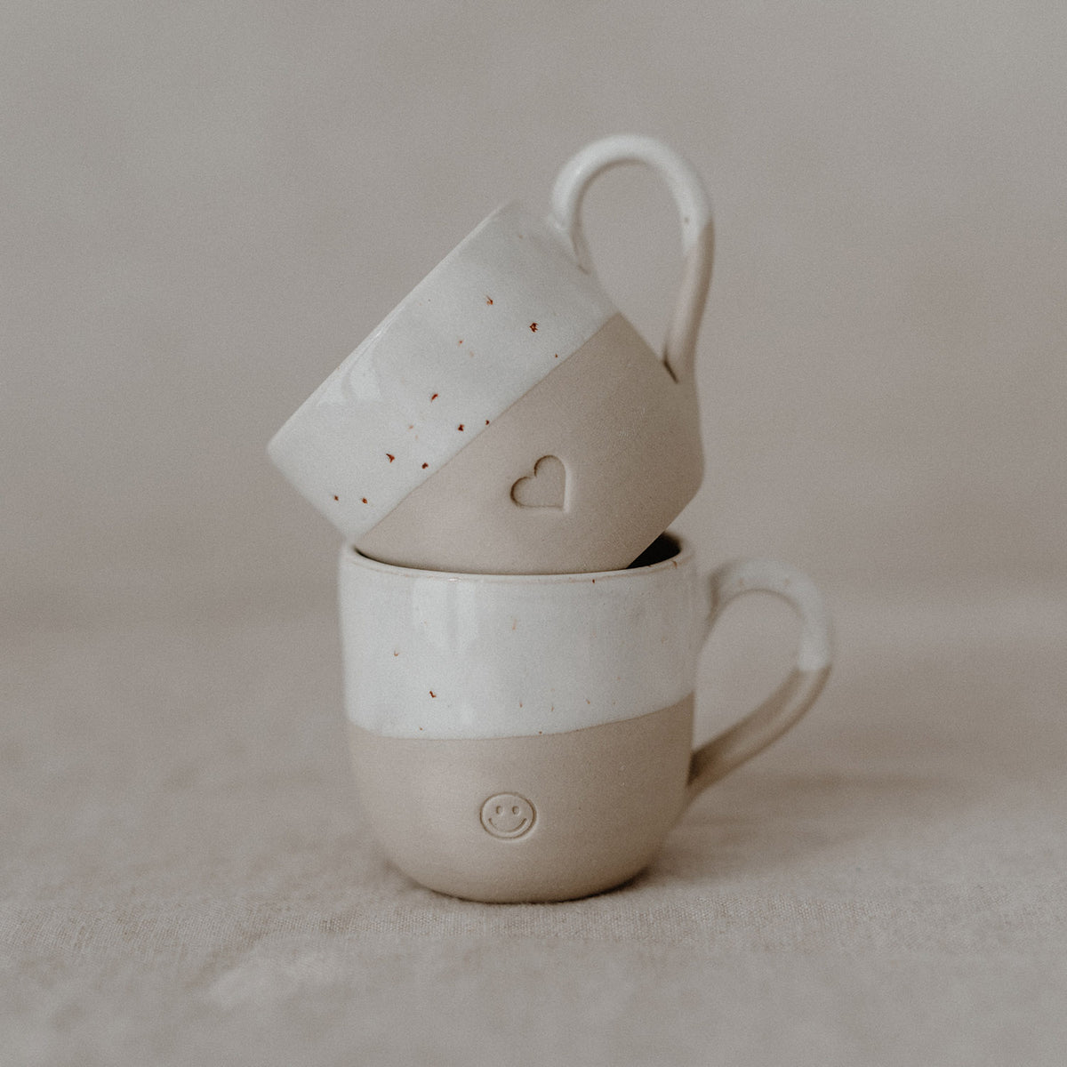 Espressotasse mit Herz-Relief am Korpus, weiß-beige Sprenkel, Henkel sichtbar