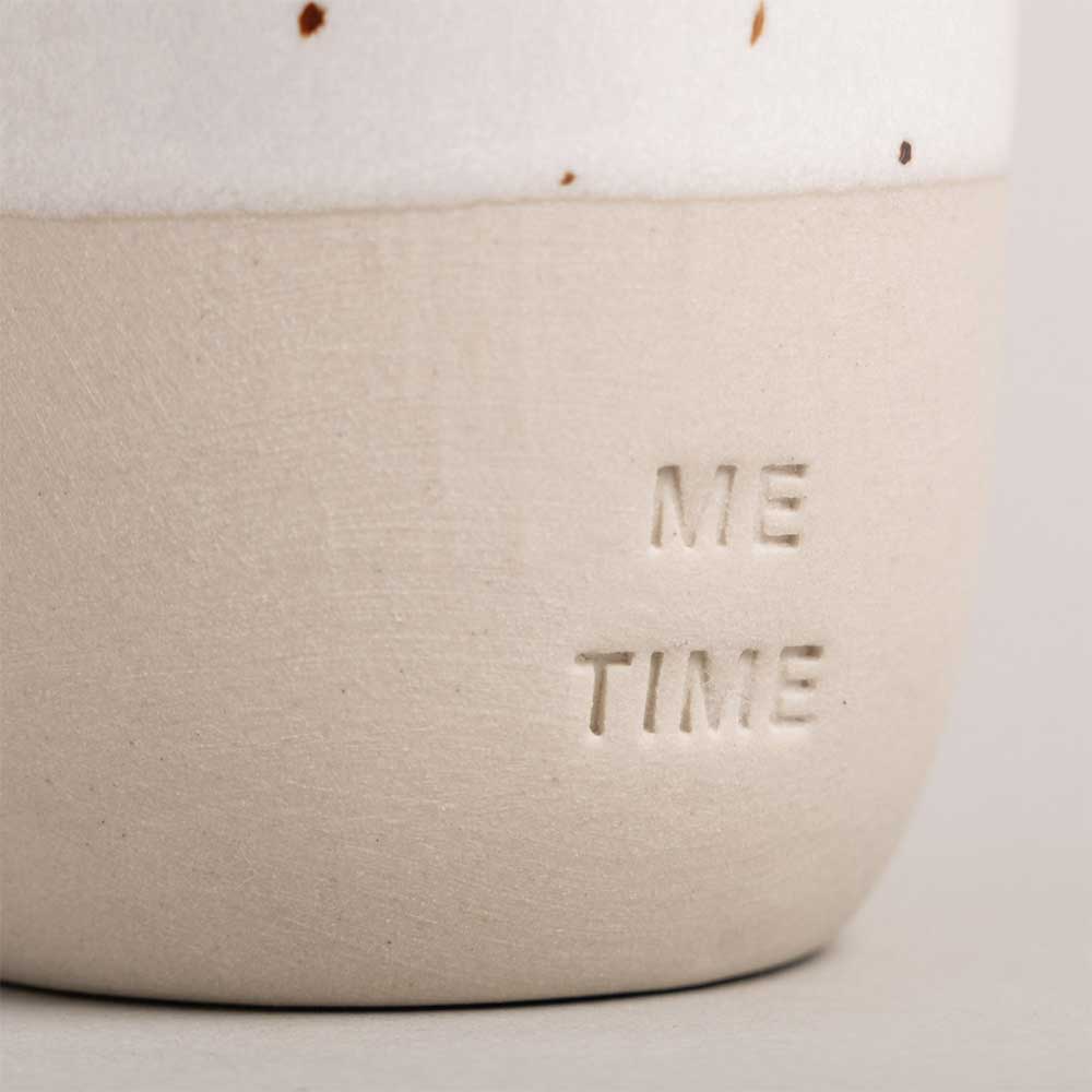 Naturfarbener Espressobecher mit Aufdruck „ME TIME“ und Sprenkeln