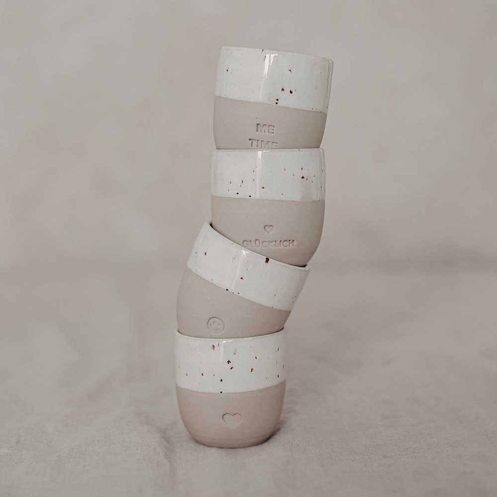 Stack aus Natur-Espressobechern mit „ME TIME“-Aufdruck und Sprenkeln