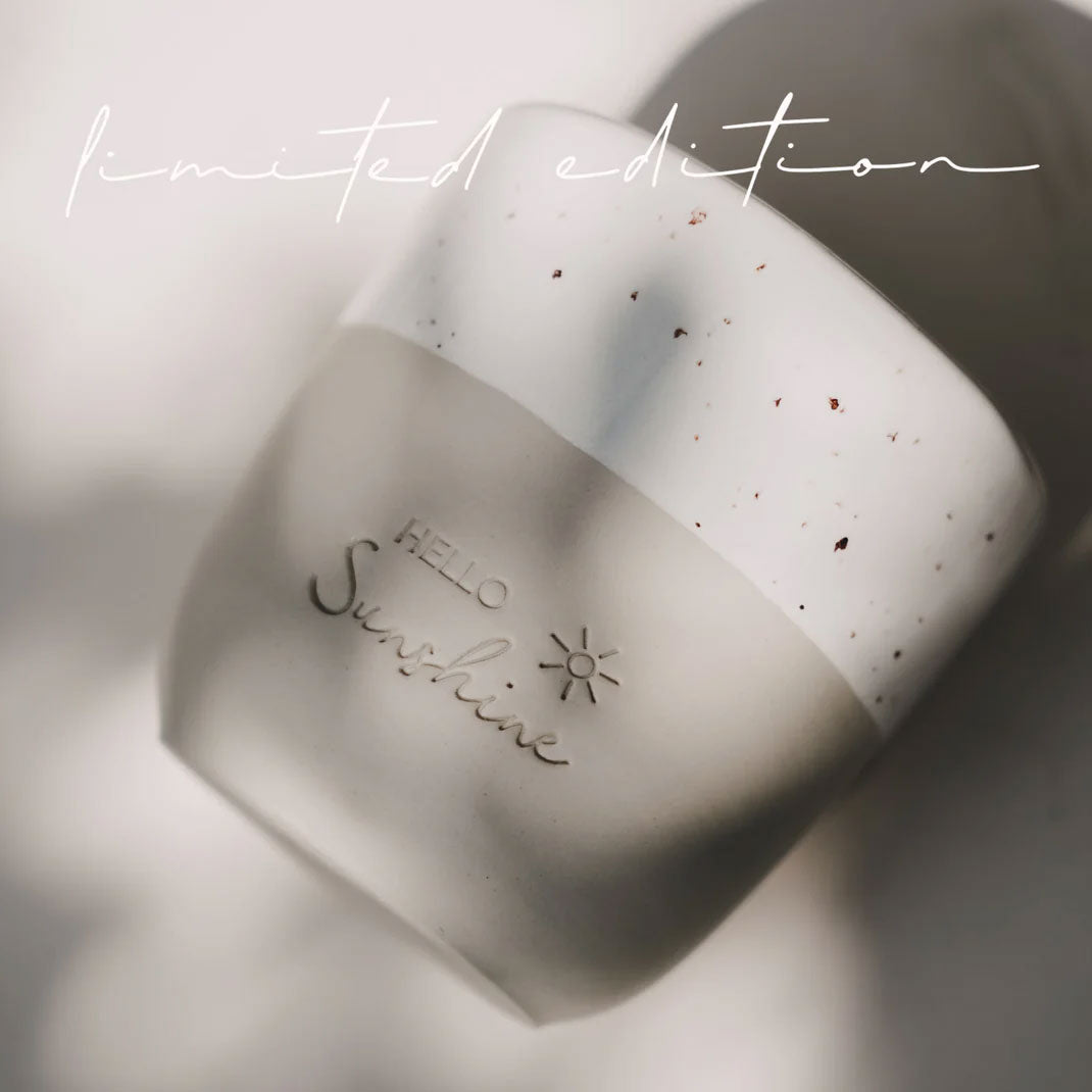 Naturfarbener Becher mit „Hello Sunshine“-Aufdruck, Sprenkelmuster und Sonnenmotiv