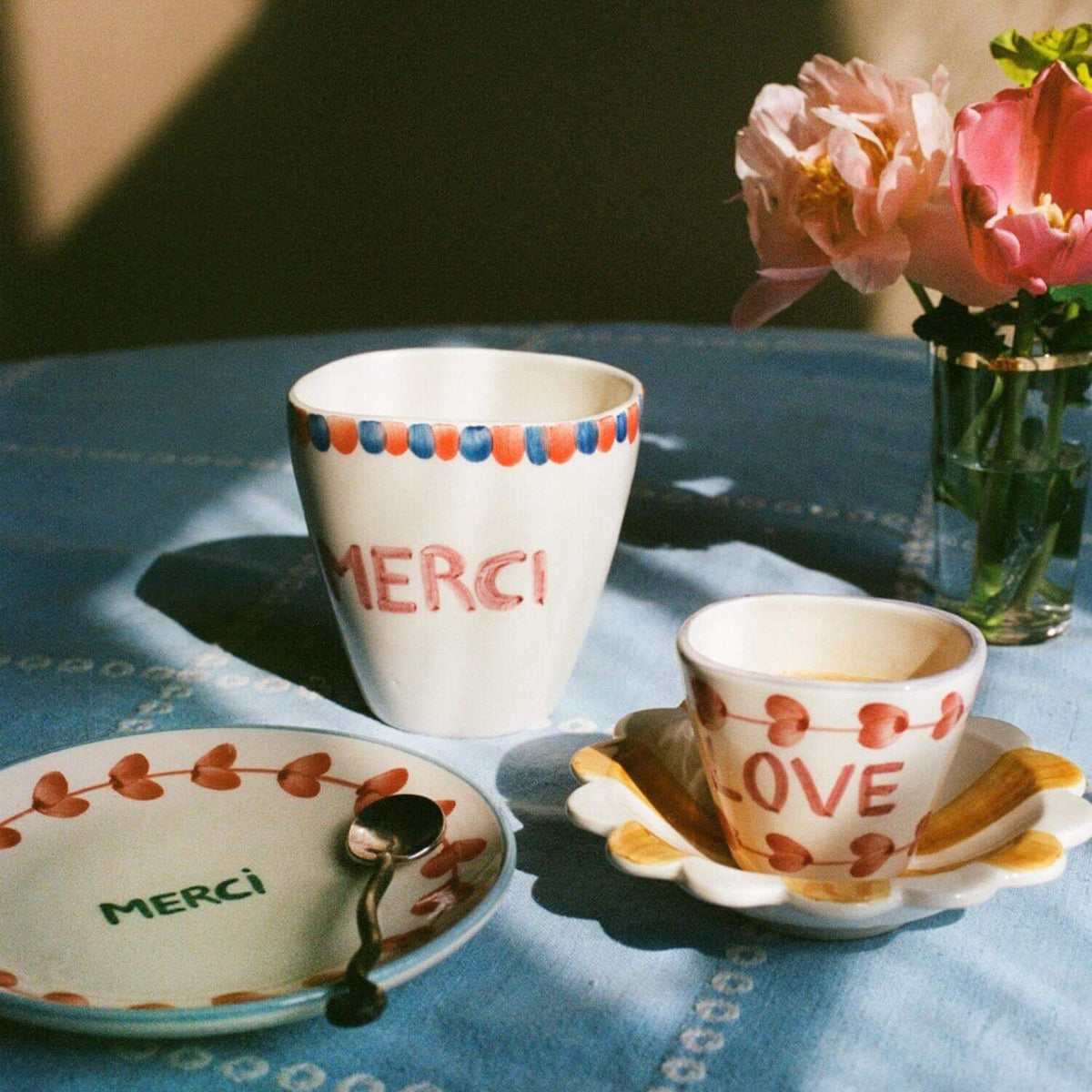 Keramik Tasse oval "Merci" (Weiß/Pink)