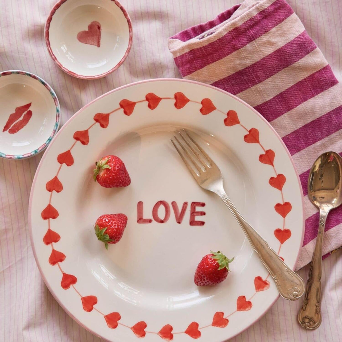 Essteller aus Keramik "Love" - 26 cm (Weiß/Rot)