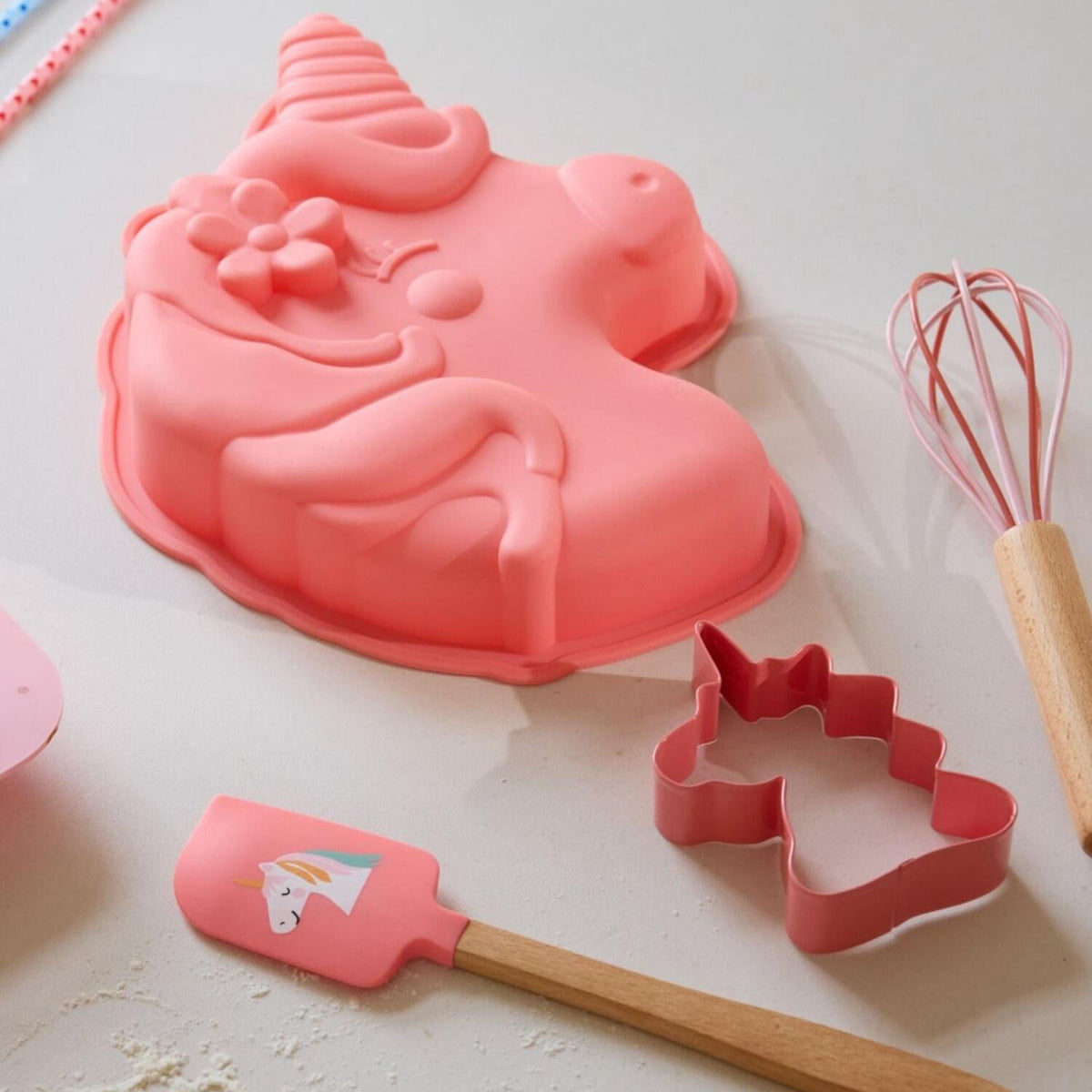 Rosa Backset-Set: Einhorn-Silikonform, Ausstecher sowie Holz-Schneebesen und Teigspatel