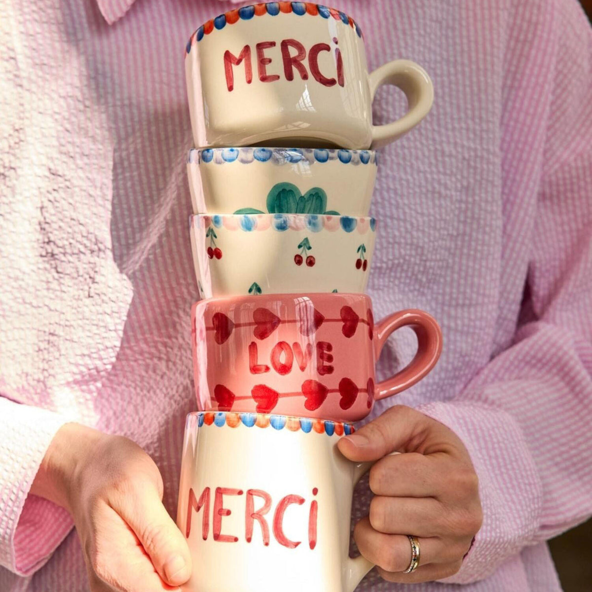 Zwei Keramik-Cappuccino-Tassen, rosa/weiß, „MERCI“ und „LOVE“, Herz-Design