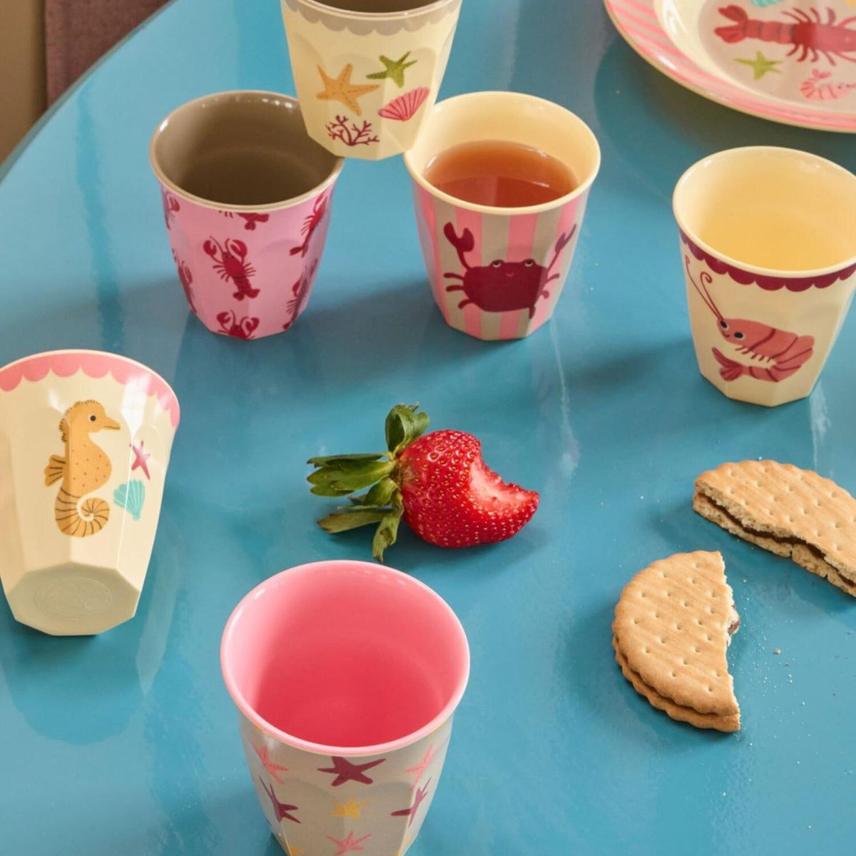 Melaminbecher-Set mit maritimen Tiermotiven, mehrere Becher mit bunten Prints