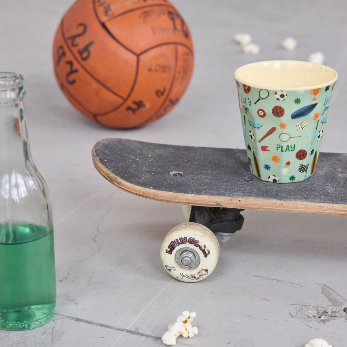 Melaminbecher mit Sport-Motiven, hellblau, innen cremefarben, „PLAY“-Aufdruck