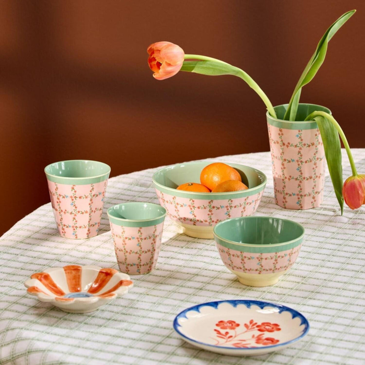 Melamin-Becher mit mintgrünem Rand und rosa Blumenmuster, zylindrische Form