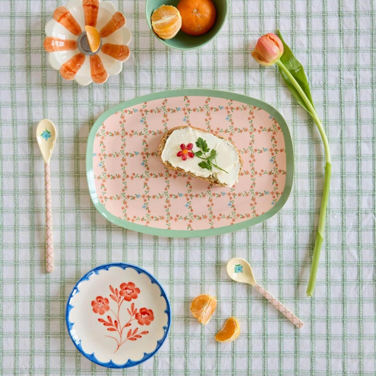 Melaminplatte mit rosa Blumenmuster und grünem Rand, Kräuterauflage