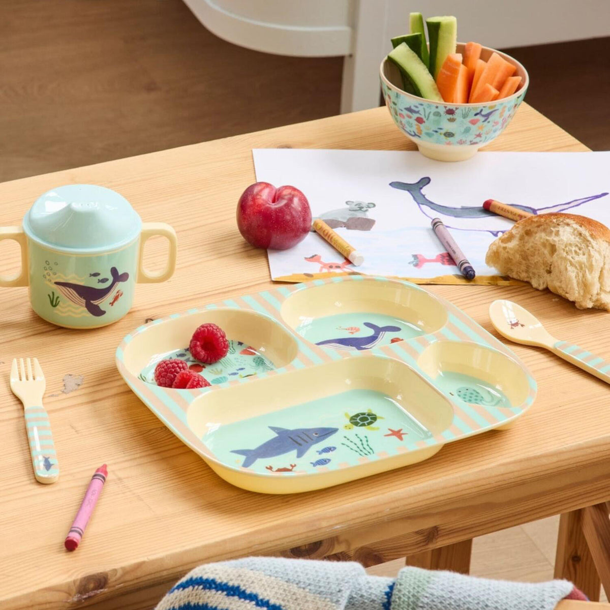 Melamin-Kinderteller mit 4 Fächern, blaues Ocean-Design mit Fisch, Quallen und Seesternen.