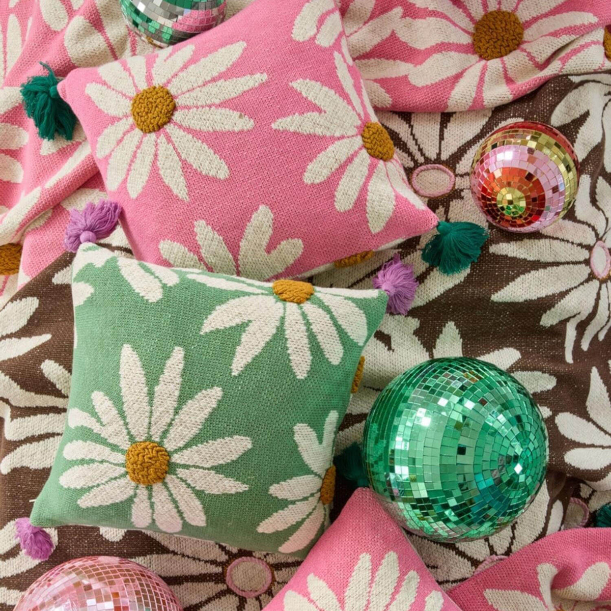 Decke mit Blumenmuster (rosa/Grün) und lila Quasten, Detailansicht