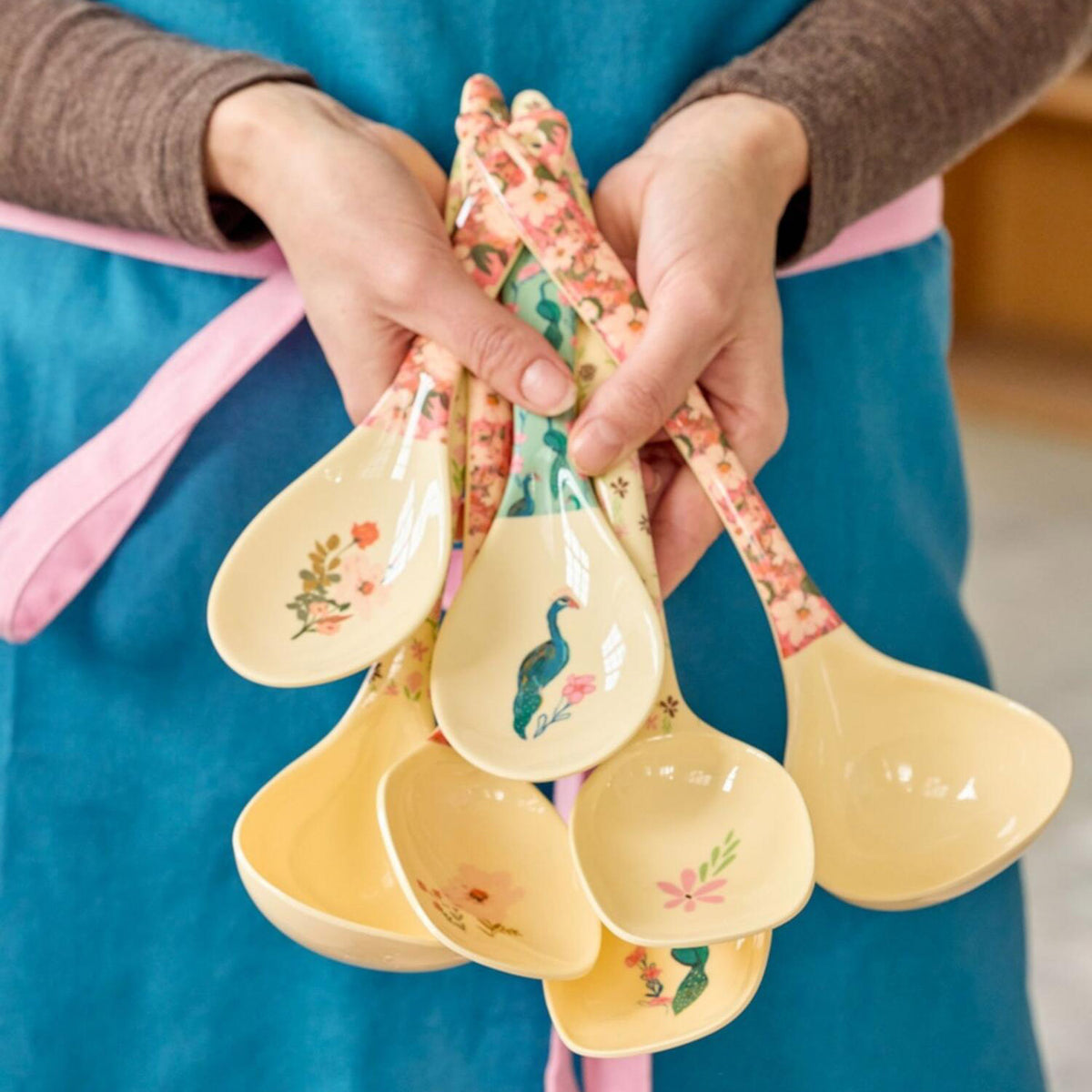 Set Melamin-Suppenlöffel, cremefarbene Schalen mit bunten Blumenmotiven