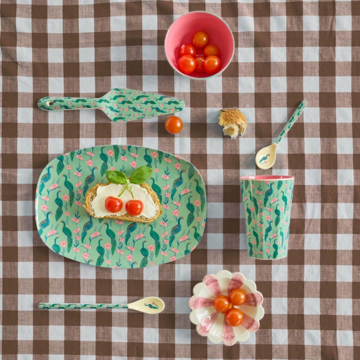 Melamin-Becher mit Pfauen- und Blumenmotiv, türkisgrün, rosa Innenrand