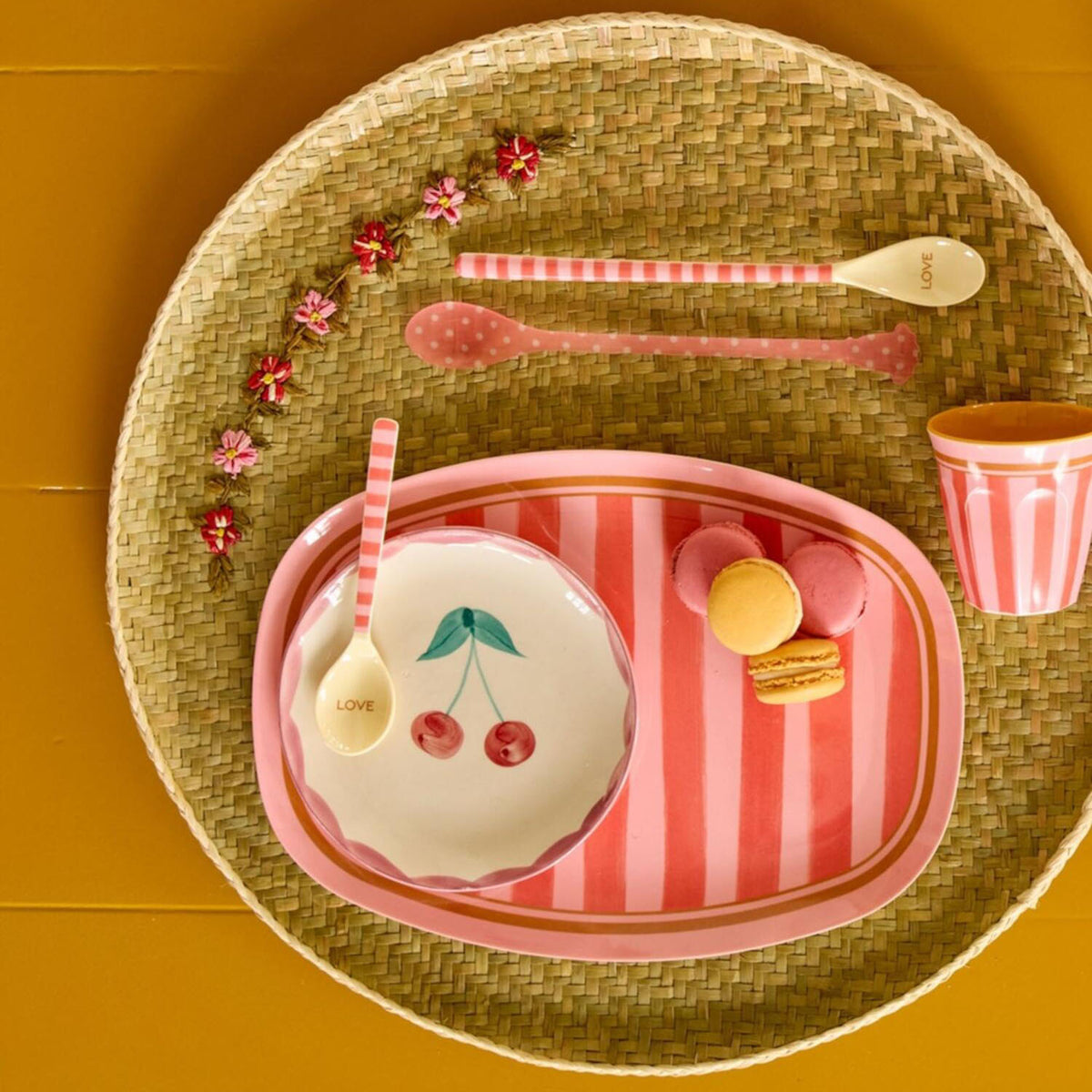 Melamin-Becher mit rosa-weißen Streifen, braunem Rand, innen goldfarben (rechts)