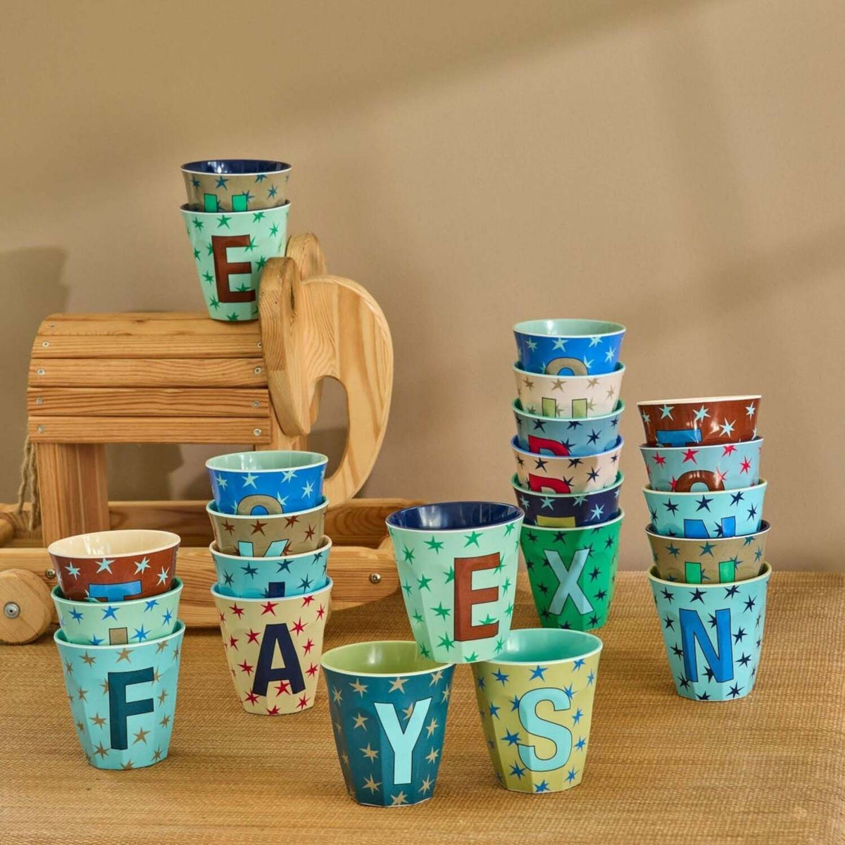 Melamin Becher "Buchstabe F - Stars" - M (Bunt)