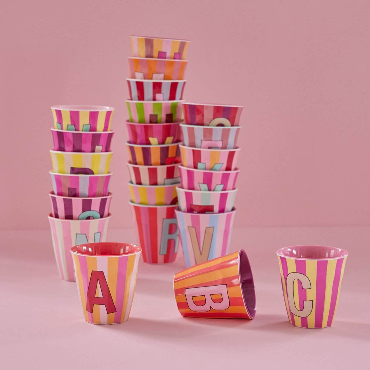 Melamin Becher mit Streifen "Buchstabe C" - Medium (Rosa/Gelb)