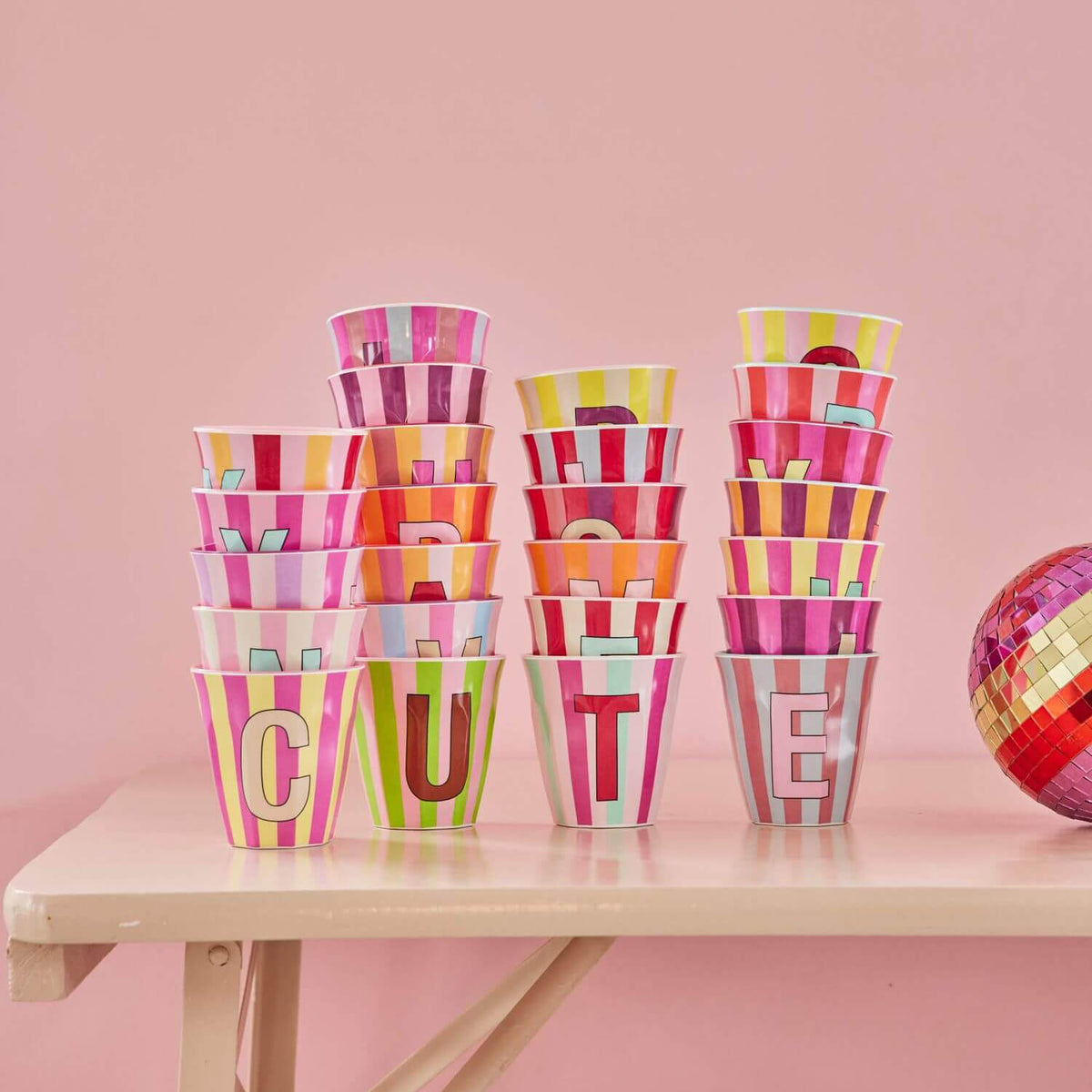 Melamin Becher mit Streifen "Buchstabe O" - Medium (Rosa/Rot/Lila)