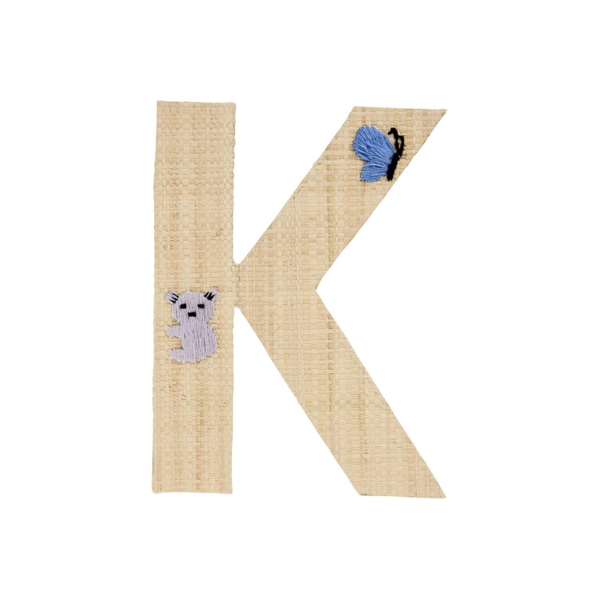 Buchstaben-Sticker aus Bast: K in Naturton mit Maus und blauem Schmetterling