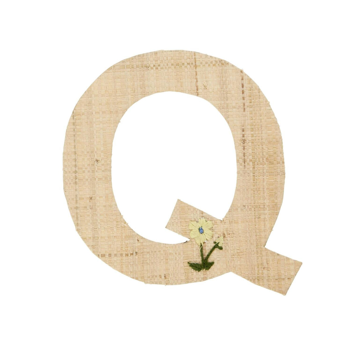 Buchstaben-Sticker aus Bast: Q in Naturton mit kleinem blauen Blütenmotiv