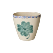 Keramiktasse mit Kleeblattmotiv und blauen Punkten am Rand, weißes Porzellan