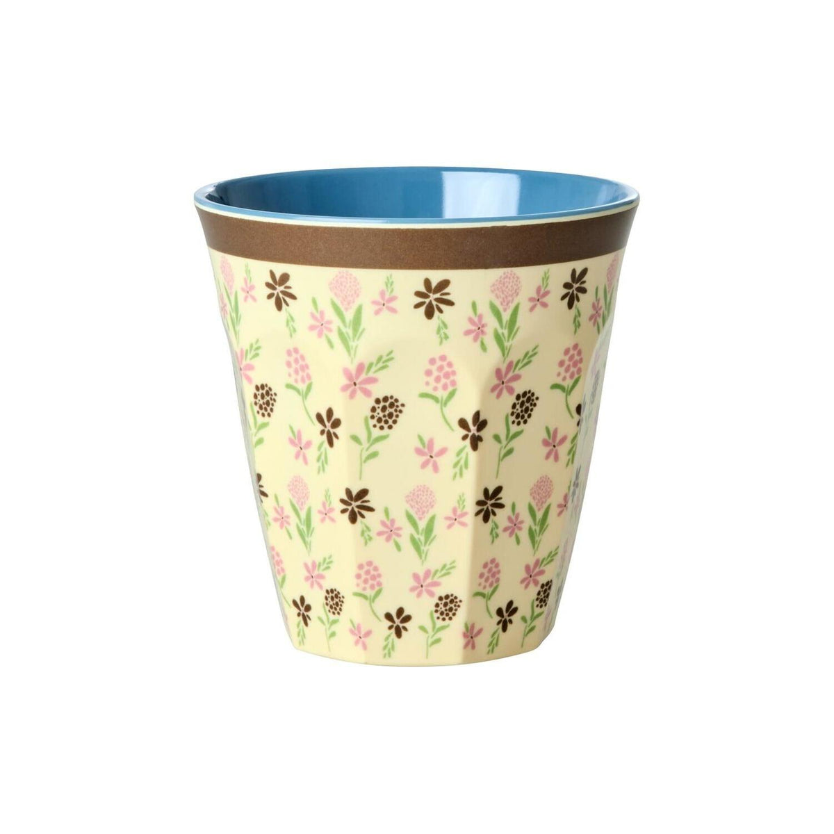 Cremefarbener Melaminbecher mit kleinem Blumenmuster und blauem Innenrand