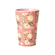 Melaminbecher mit buntem Blumenmuster auf rosa Hintergrund, zylindrisch