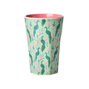Melaminbecher mit türkis-bunten Pfau- und Blumenmuster, rosafarbener Rand