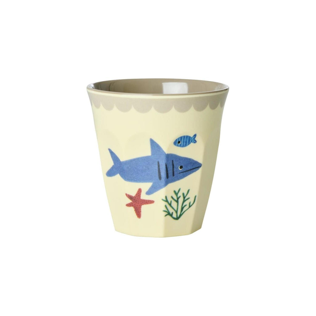 Melamin-Becher mit Hai- und Sternmuschel-Print, beigefarben und blau