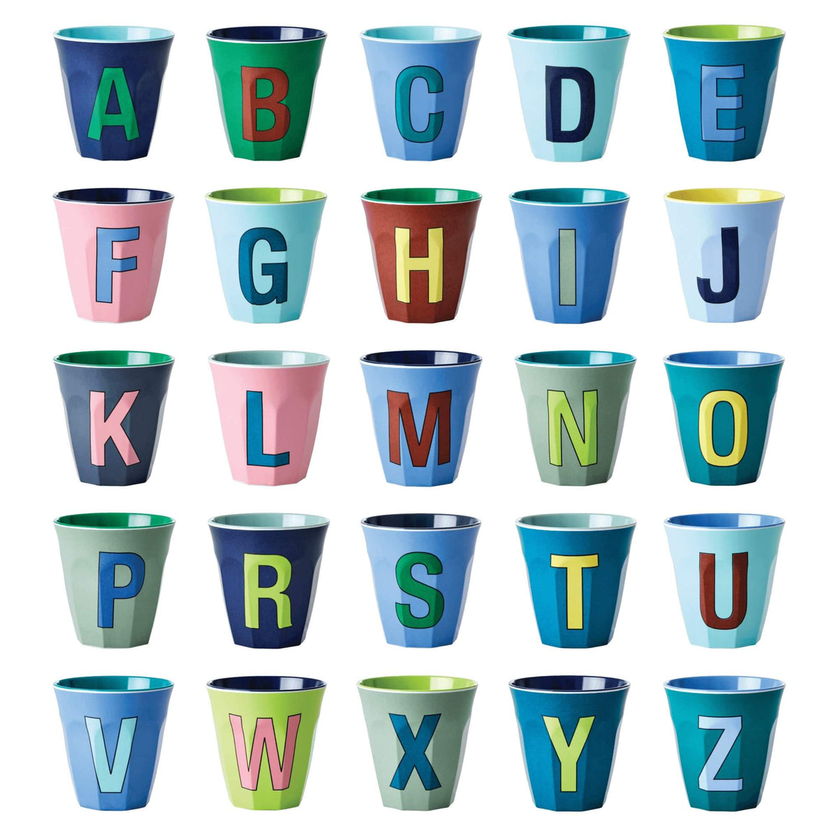 Set aus Buchstaben-Bechern mit buntem Alphabet A–Z aufgedruckt
