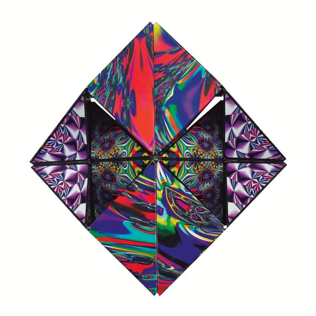 Magnetwürfel in Rautenform, lila Metall-Relief und bunte Chaosgrafik in Segmenten