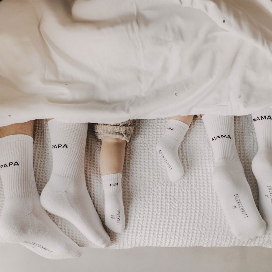 Weiße Socken „Papa“ mit PAPA-Aufdruck, mehrere Exemplare im Stapel