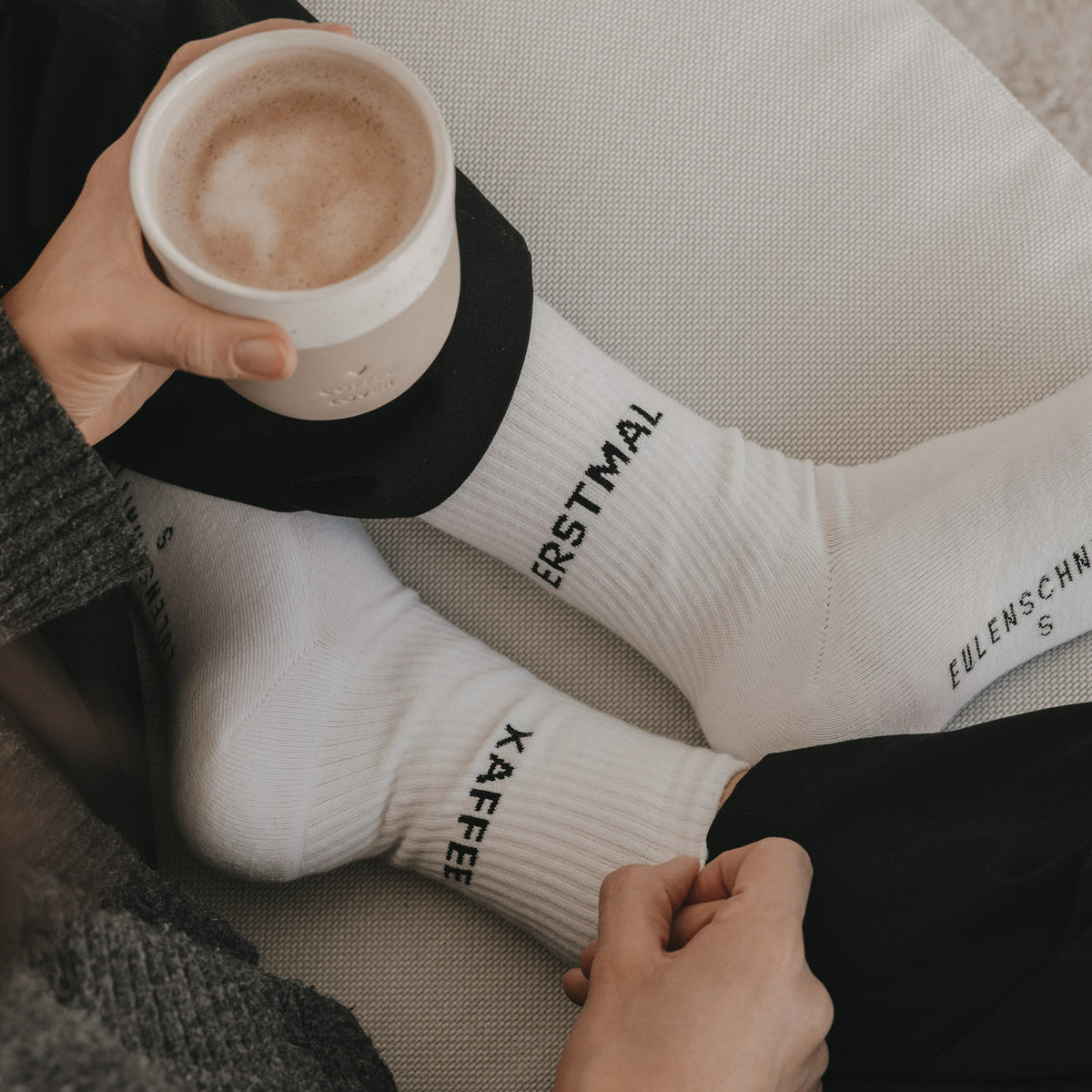Socken "Erstmal Kaffee" (Weiß)