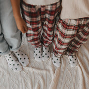 Weiße Socken mit Allover-Tannen, geripptem Bündchen und weichem Stoff