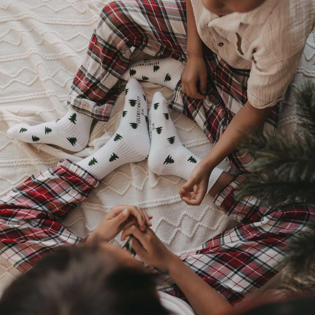 Kindersocken in Weiß mit Allover-Tannenmotiv und geripptem Bündchen