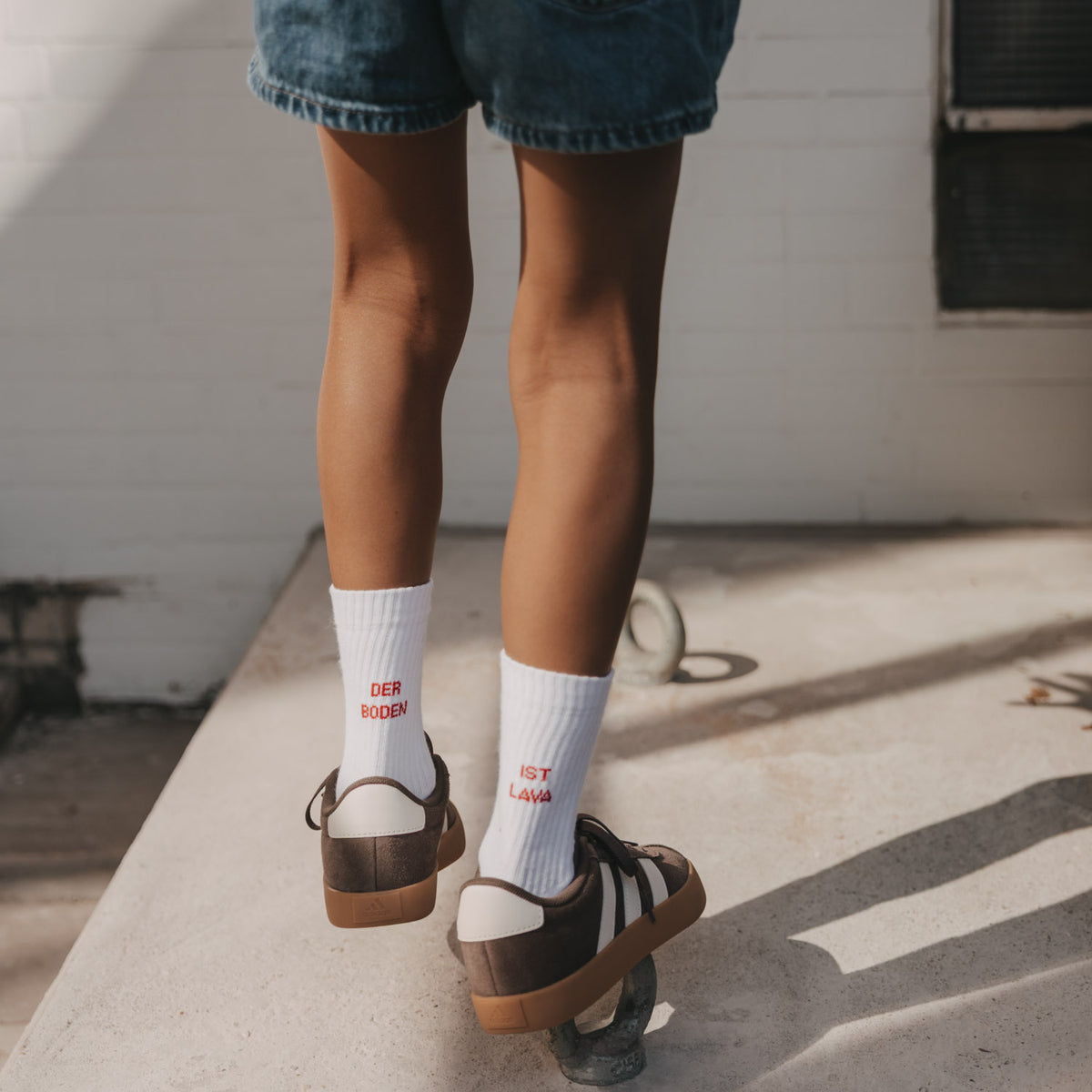 Kids Socken "Der Boden ist Lava" (Weiß)