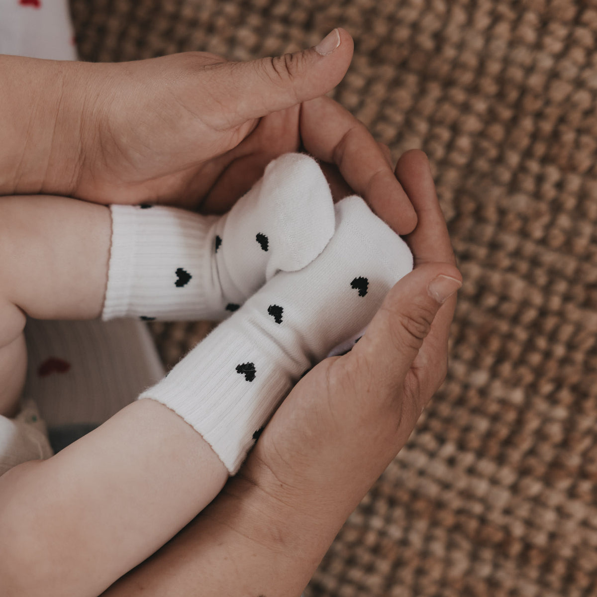 Babysocken "Allover Herzen" - Größe 16-18 (Schwarz)