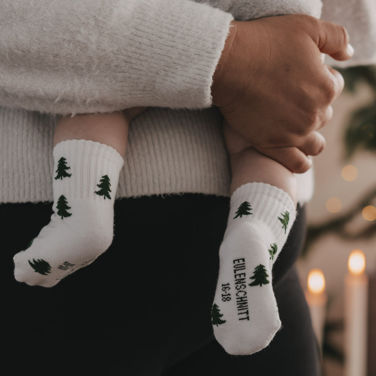 Babysocke in Weiß mit Allover Tannen-Motiv, geripptem Bündchen