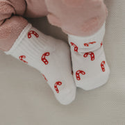 Babysocken in Weiß mit rotem Zuckerstangen-Muster, kurzer Bündchenabschluss