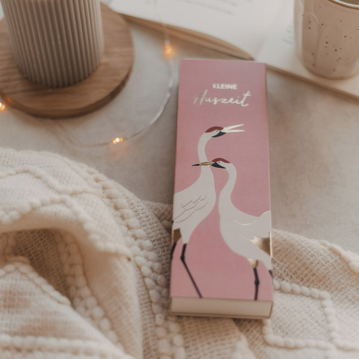 Rosa Streichhölzer-Box mit Kranich-Motiv, Packung mit Zündhölzern