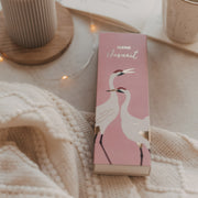 Rosa Streichhölzer-Box mit Kranich-Motiv, Packung mit Zündhölzern