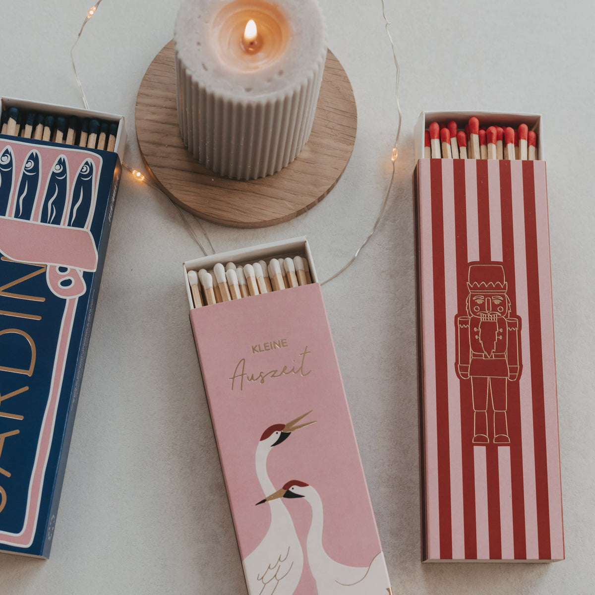 Rosa Streichhölzer-Box mit Kranich-Motiv, Ansicht von oben auf Tisch