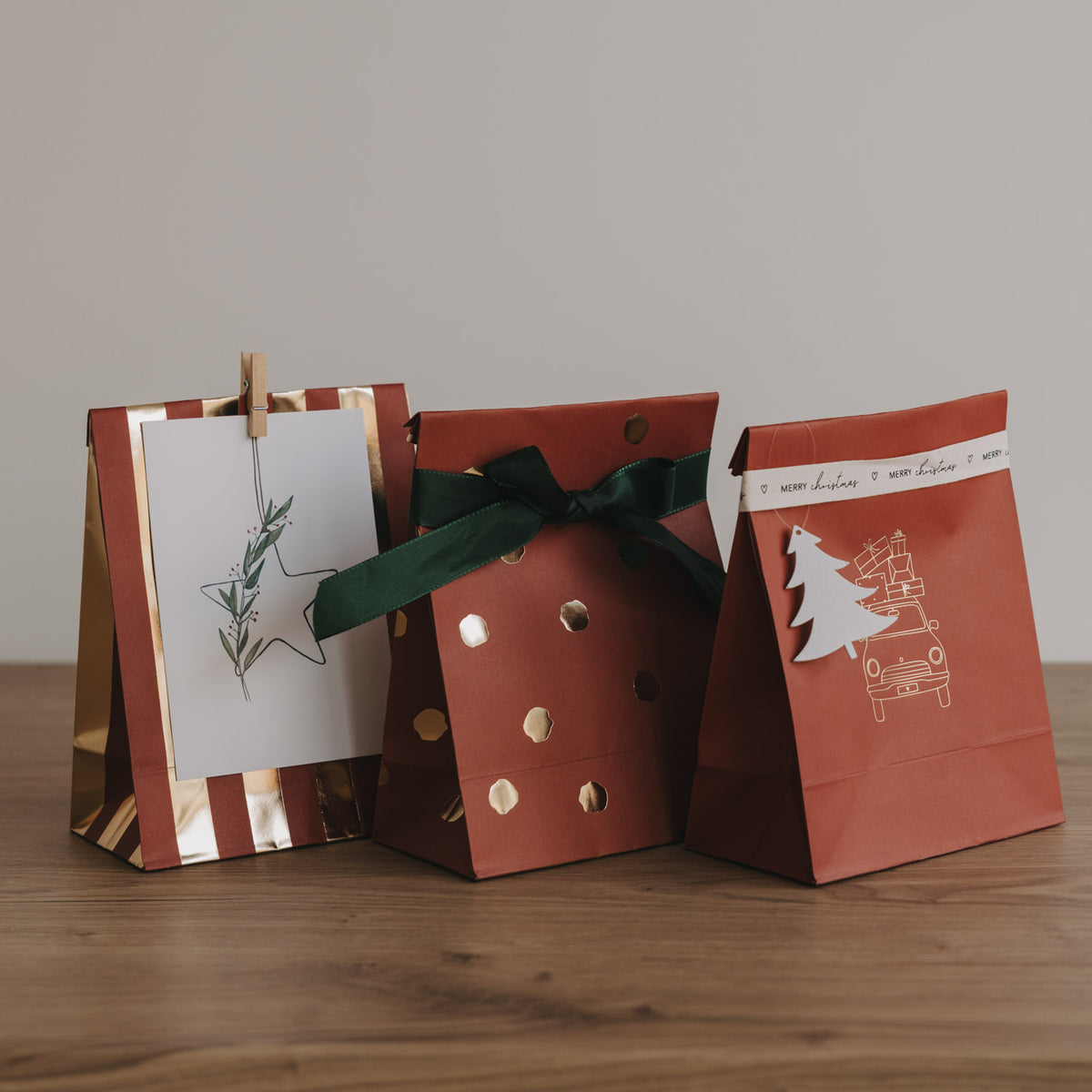 Weihnachtspapiertüten (S) mit Streifen, Punkten und Sternmotiv in Rot-Grün