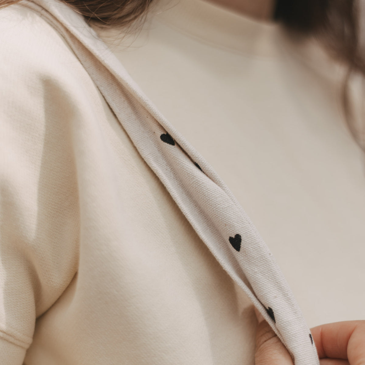 Faltbare Tragetasche, cremefarbenes Stoffdetail mit kleinen Herzmotiven